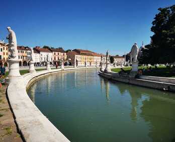 Prato della Valle, una de las mayores plazas de Europa, con 78 estatuas, todas de hombres.