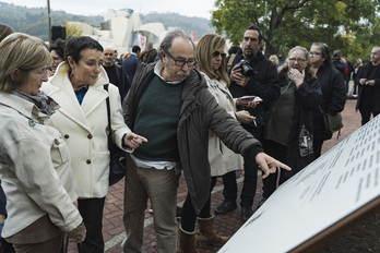 La abogada Jone Goirizelaia junto a Manu y Fina, los padres de Iñigo Cabacas, en la inauguración del monumento ‘Atalase’, el lunes en Bilbo,