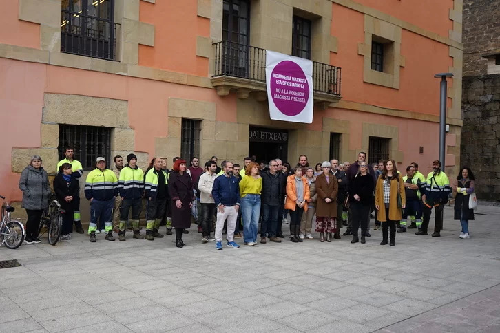 Concentración institucional este lunes a mediodía en Pasaia para denunciar el intento de homicidio machista.