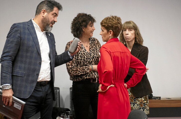 María Chivite charla con sus compañeros de partido antes de comenzar su comparecencia.