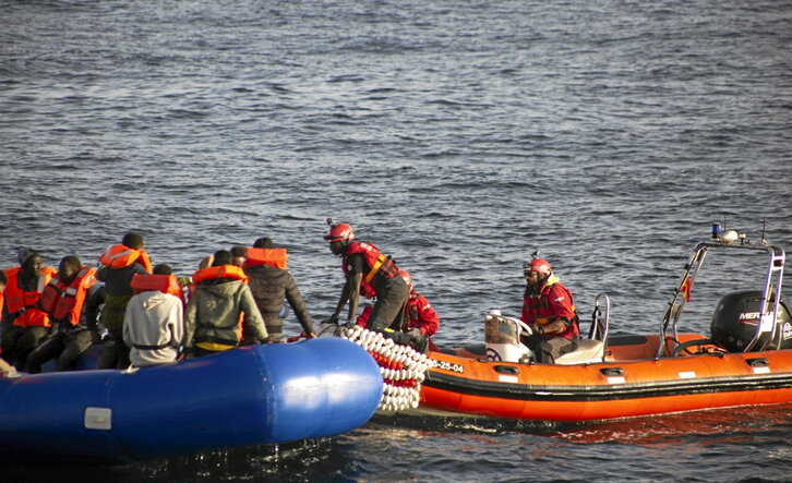 Momento en el que el bote salvavidas del Aita Mari llega a la embarcación a la deriva.