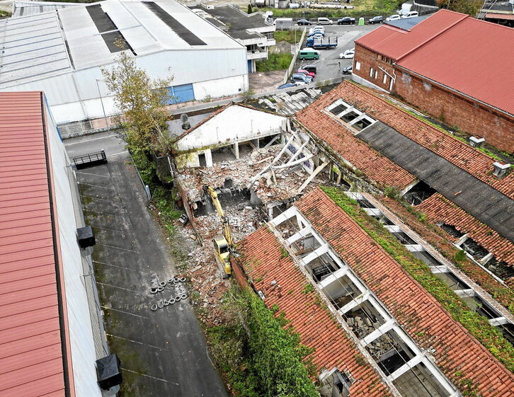 Imagen aérea de la excavadora en las tareas de derrumbe de la antigua redacción.