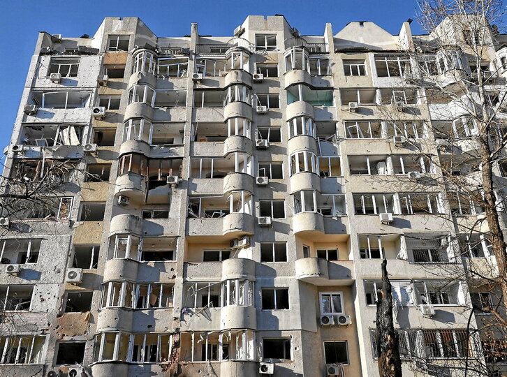 Edificio residencial alcanzado por misiles rusos en Odessa.