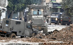 Vehículos militares destruyen una calle en Jenin, durante la operación en la que soldados israelíes mataron a cinco palestinos.