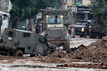  Vehículos militares destruyen una calle en Jenin, durante la operación en la que soldados israelíes mataron a cinco palestinos.