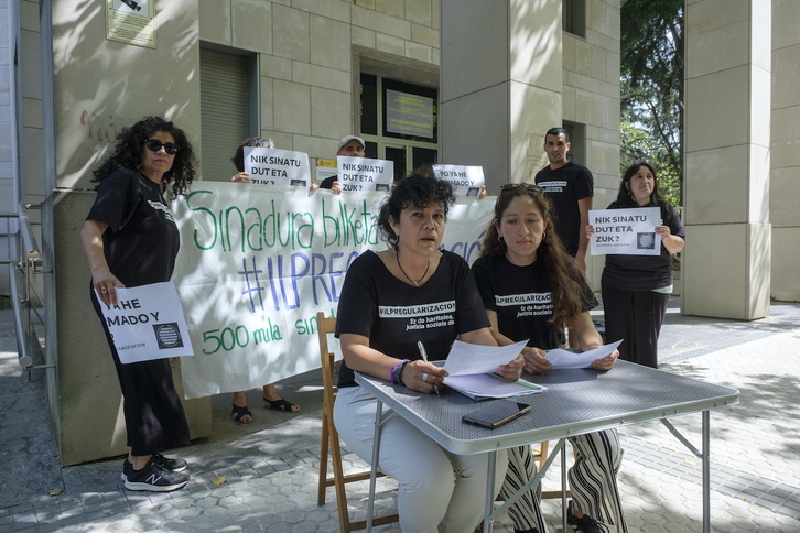 Colectivos ponen el foco en la ILP por la regularización: En la imagen, un acto de impulso en Donostia.