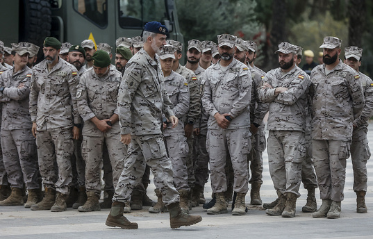 El rey español visita el pasado día 12 a los militares que intervienen en la limpieza y reconstrucción, en la base militar de Bétera.