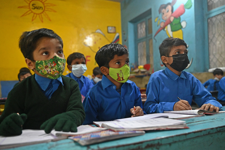 Niños con mascarilla a causa de la polución en una escuela de Lahore (Pakistán).