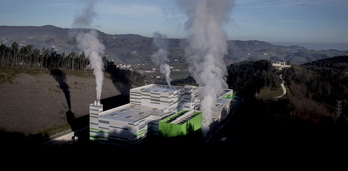 Un mes después de su arranque en pruebas, la incineradora seguía echando humo a toda máquina. 