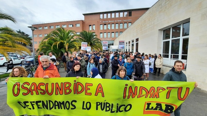 Movilización de LAB en Iruñea contra la nueva Ley de Salud, que según denuncia, abre las puertas a la privatización de Osasunbidea.