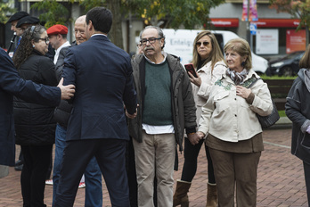 Imanol Pradales estrecha la mano de Manu Cabacas en el acto del lunes.