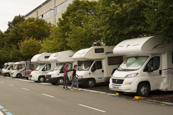 Autocaravanas estacionadas en la zona universitaria de Donostia.