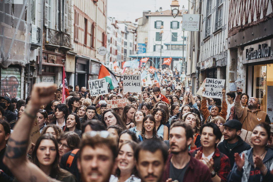 Baionako karrikak bete ziren RN alderdiaren kontrako manifestazio inprobisatuan, ekainaren 10ean. 