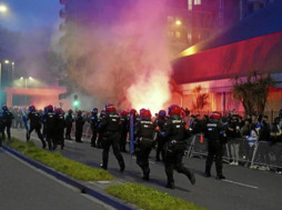 Agentes de la Ertzaintza en los momentos previos al partido entre la Real y el PSG.