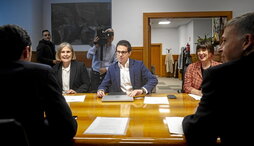 Imagen de la reunión de EH Bildu ayer con el consejero Noël d’Anjou y el viceconsejero José Enrique Corchón.