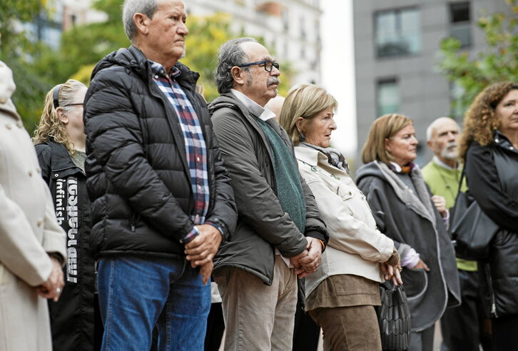 El padre y la madre de Iñigo Cabacas, Manu y Fina, en la presentación de la escultura “Atalase”.