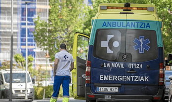 Imagen de archivo de una ambulancia en Donostia.