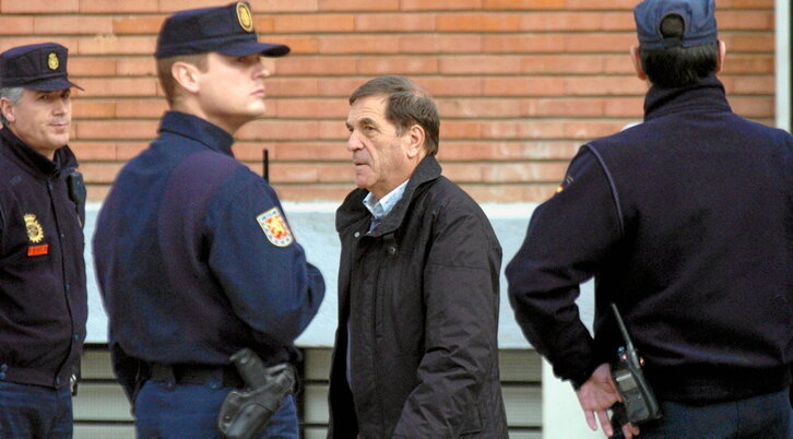 Jose Luis Elkoro, poliziez inguratuta, Madrileko Casa de Campoko auzitegian.