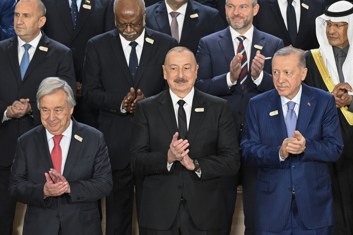 El presidente azerí, Ilham Aliyev, entre el secretario general de la ONU, António Guterres, y su homólogo de Turquía, Recep Tayyip Erdogan, en la foto de familia de la cumbre del clima COP29, que concluye mañana en Bakú. 