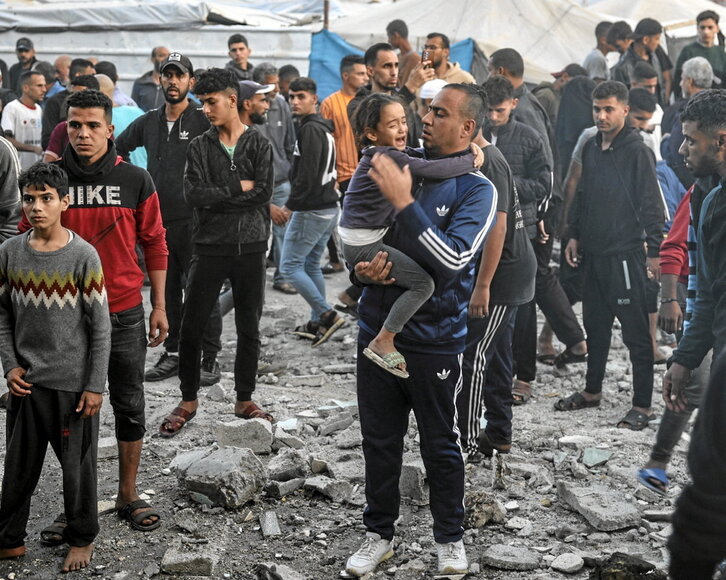 Una niña llora entre los escombros de una escuela-refugio atacada por Israel en Nuseriat.