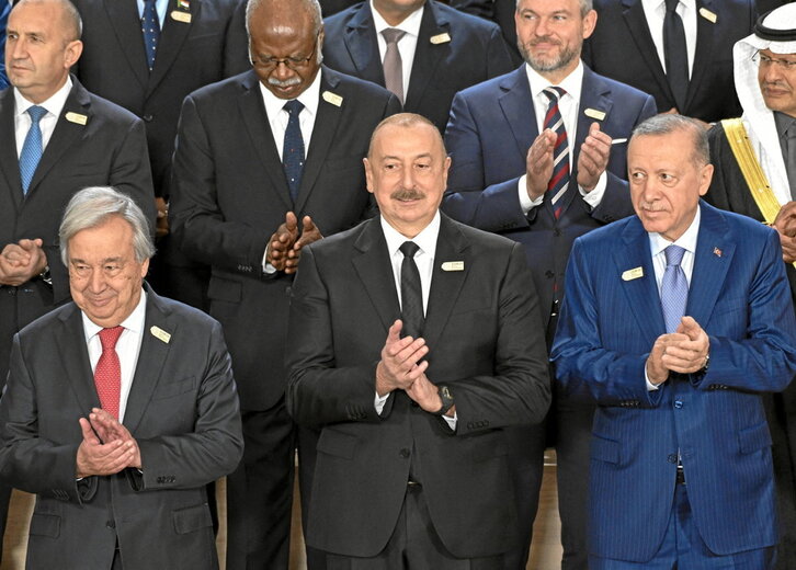 El presidente azerí, Ilham Aliyev, entre el secretario general de la ONU, António Guterres, y su homólogo de Turquía, Recep Tayyip Erdogan, en la foto de familia de la cumbre del clima COP29, que concluye mañana en Bakú.