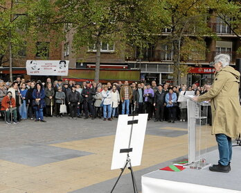 Pilar Garaialde, de Egiari Zor Fundazioa, durante su intervención en la plaza de Errekalde.