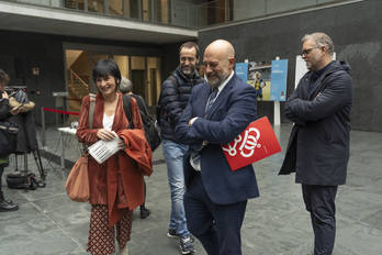 Laura Aznal y el consejero Arasti se han saludado antes de comenzar el pleno del Parlamento.