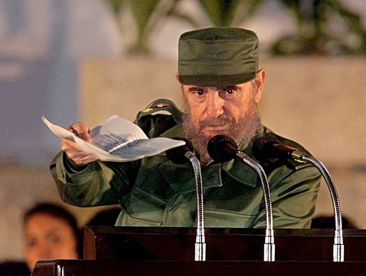 Fidel Castro, durante un homenaje al personal sanitario en La Habana, en 1999. 