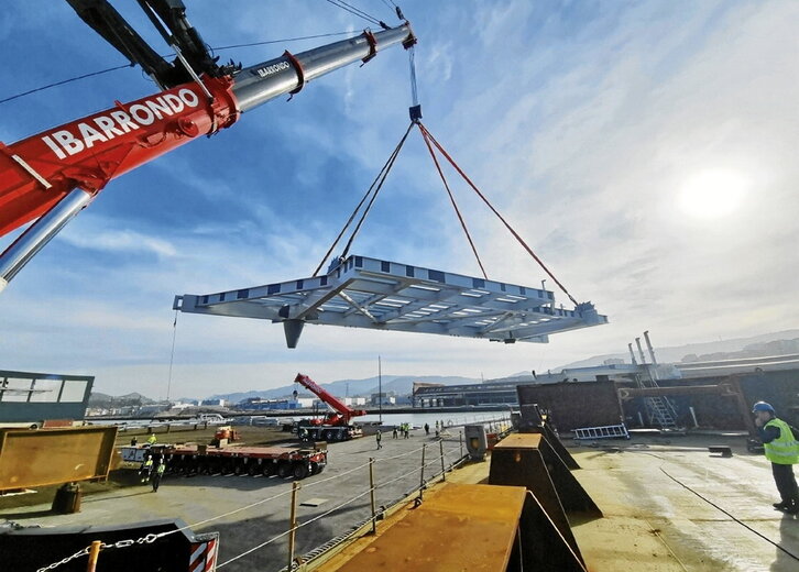 Carga de una de las piezas de grandes dimensiones de Navacel en el nuevo muelle de Udondo, en Erandio.