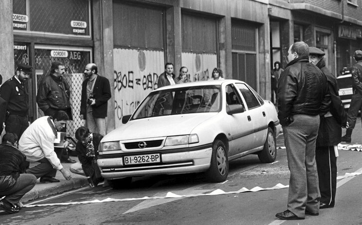 Policías analizan el coche en el que viajaba Joseba Goikoetxea cuando fue tiroteado.