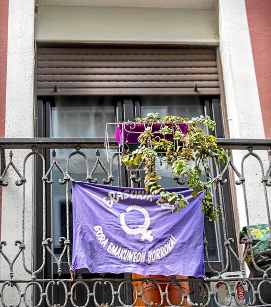 Bandera contra la violencia machista.