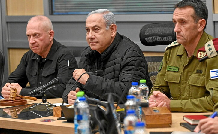 Benjamin Netanyahu y Yoav Gallant, con el jefe de Estado Mayor israelí, Herzi Halevi.