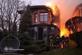 Bomberos ucranianos sofocan un incendio causado por un ataque aéreo ruso en Dnipro.