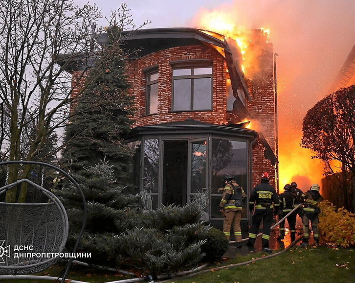 Bomberos ucranianos sofocan un incendio causado por un ataque aéreo ruso en Dnipro.