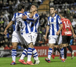 Odriozola felicita a Barrenetxea tras marcar el ayer capitán uno de los goles.