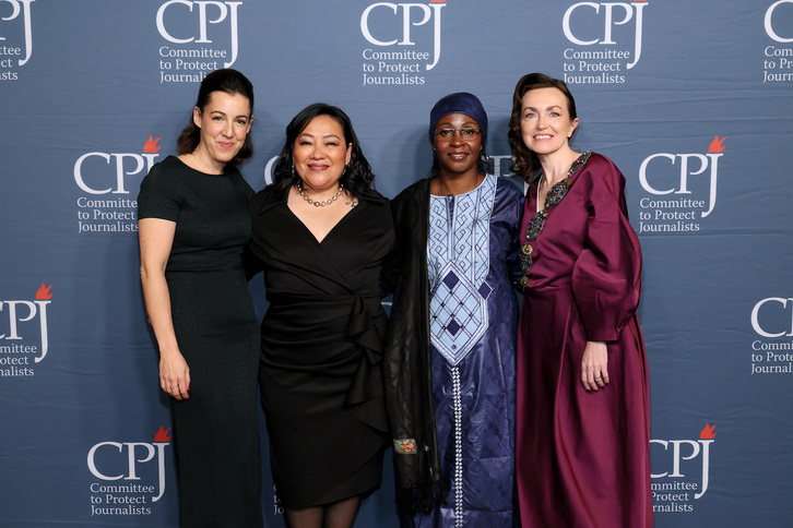 Las periodistas Quimy de Leon, Samira Sabou y Alsu Kurmasheva en la gala, junto a Perrine Daubas. Shrouq Al Aila no pudo acudir.