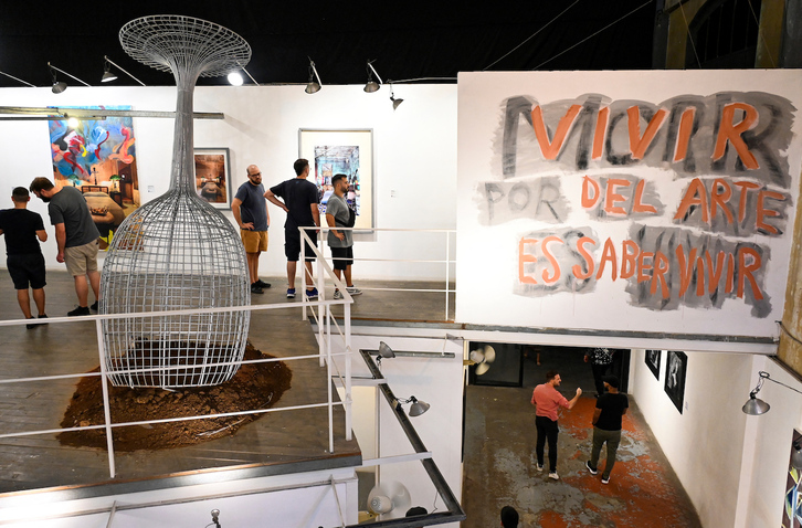 Visitantes en una de las exposiciones organizadas en La Fábrica.