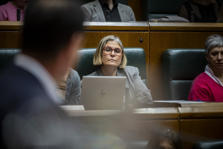 Nerea Kortajarena escucha al vicelehendakari y consejero Mikel Torres.