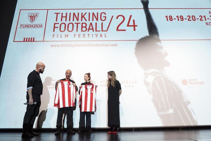 Los directores de ‘The football aficionado’ Sharmin Mojtahedzadeh y Paliz Khosdel reciben sendas camisetas del Athletic.