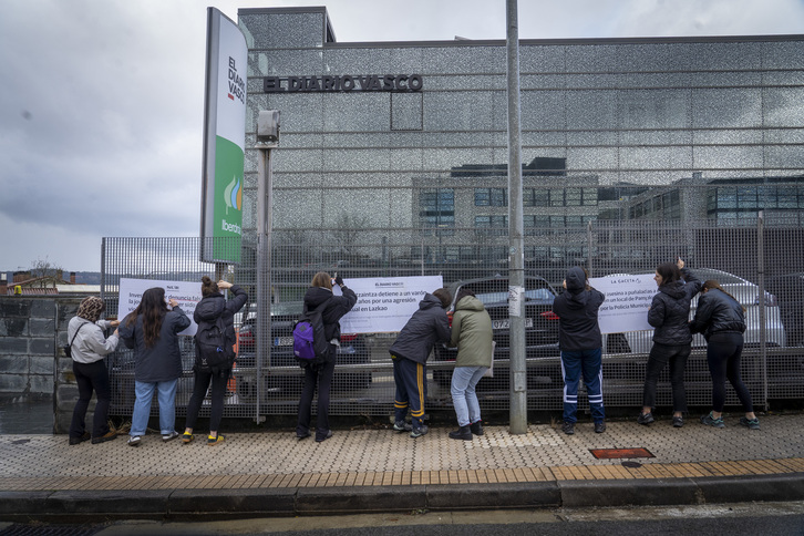 ‘El Diario Vasco’ren egoitzaren aurrera eraman dute salaketa Gazte Feministek.