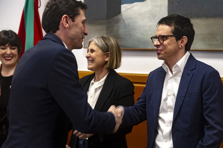 El consejero Nöel d'Anjou, saluda a Pello Otxandiano en la reunión del pasado miércoles.