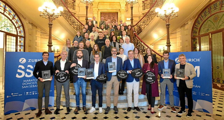 Autoridades, organizadores, patrocinadores y figuras ilustres del atletismo guipuzcoano, durante la presentación de ayer.