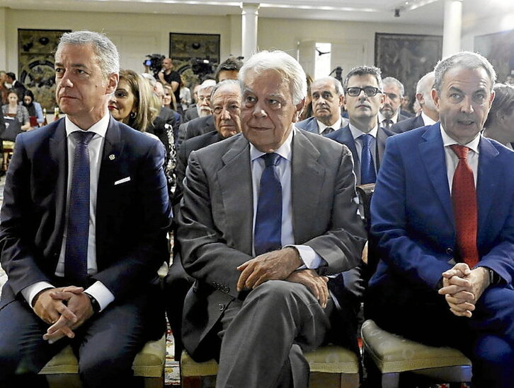 Comparecencia final de la conferencia internacional en el palacio Arnaga, en Kanbo; Urkullu, junto a González y Zapatero, en el acto oficial franco-español para escenificar el final de ETA en Madrid; y portada del 4 de mayo.