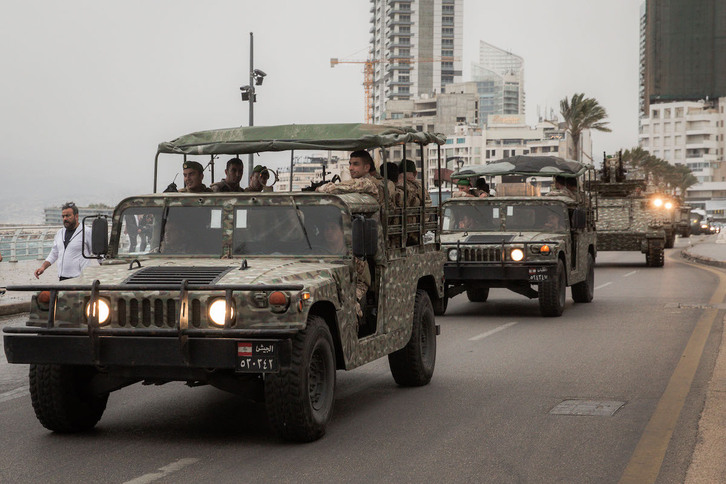 Soldados, en vehículos militares en Beirut.