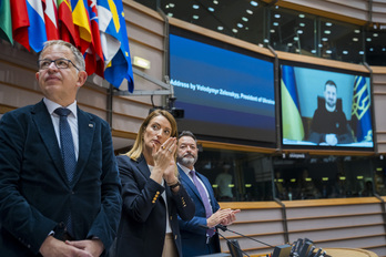 La presidenta del Parlamento Europeo, Roberta Metsola, aplaude al presidente ucraniano antes de su intervención ante la Cámara. 