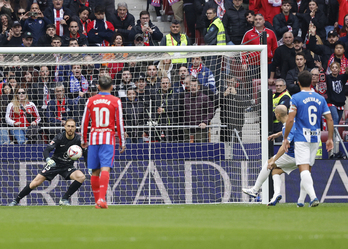 Jon Guridi engaña a Oblak desde los once metros y transforma el 0-1.