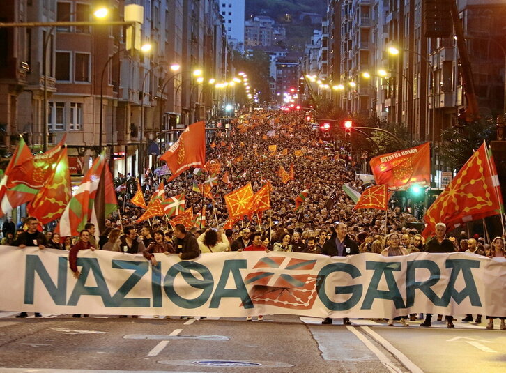 Miles de personas -unas 30.000 según EH Bildu- participaron en la manifestación de Bilbo.