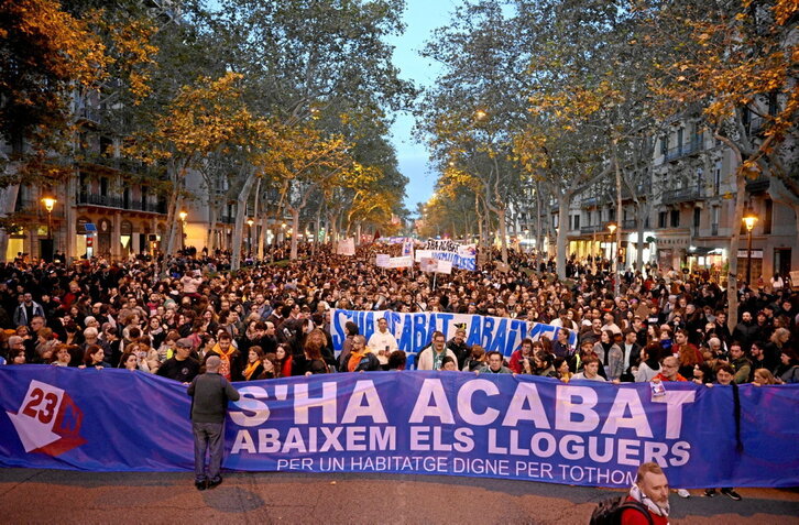 Multitudinaria marcha en Barcelona para reclamar medidas ante los precios del alquiler.