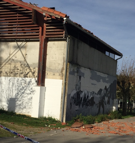 Algunas tejas del frontón del barrio de San Esteban de Andoain han caído al suelo a causa del fuerte viento.