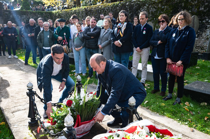 Pradales y Ortuzar realizan la ofrenda floral en la tumba de Sabino Arana.